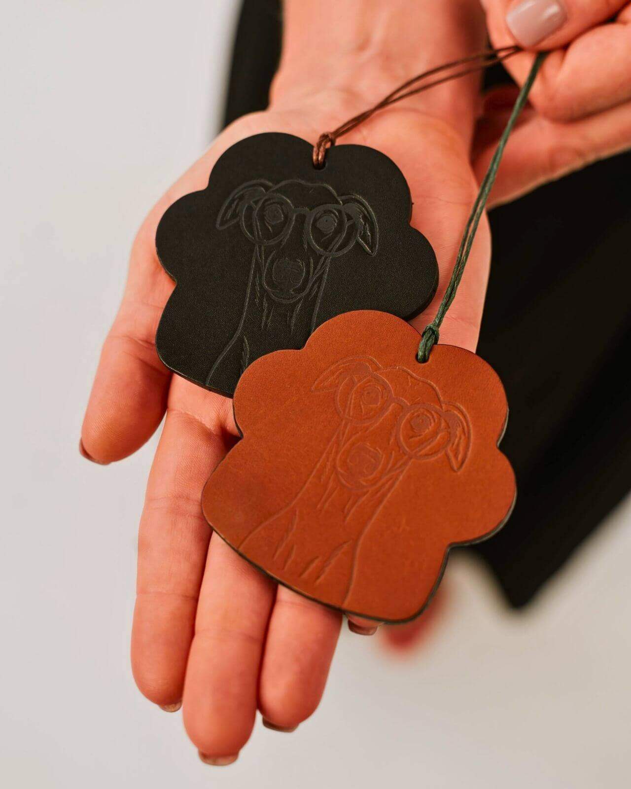 SKÓRZANE DODATKI DO KOSZY - PSIE ŁAPCIE Z PODOBIZNĄ WHIPPETA