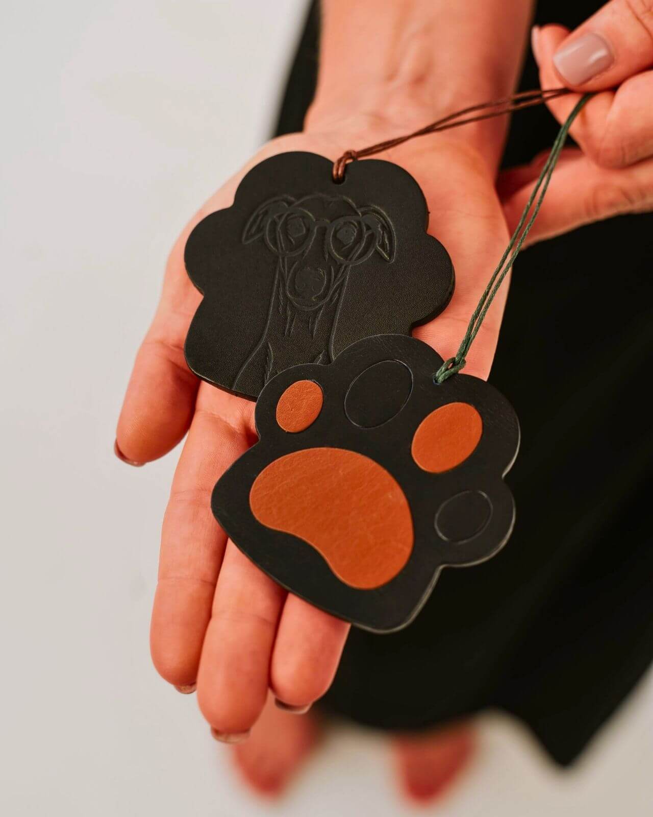 SKÓRZANE DODATKI DO KOSZY - PSIE ŁAPCIE Z PODOBIZNĄ WHIPPETA