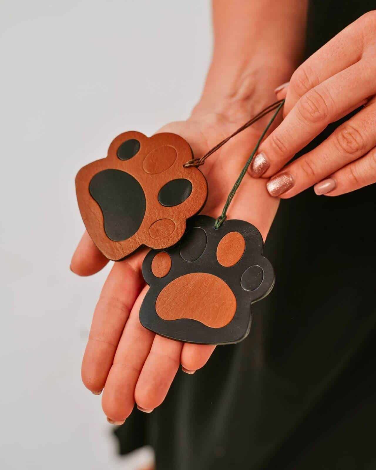 SKÓRZANE DODATKI DO KOSZY - PSIE ŁAPCIE Z PODOBIZNĄ WHIPPETA